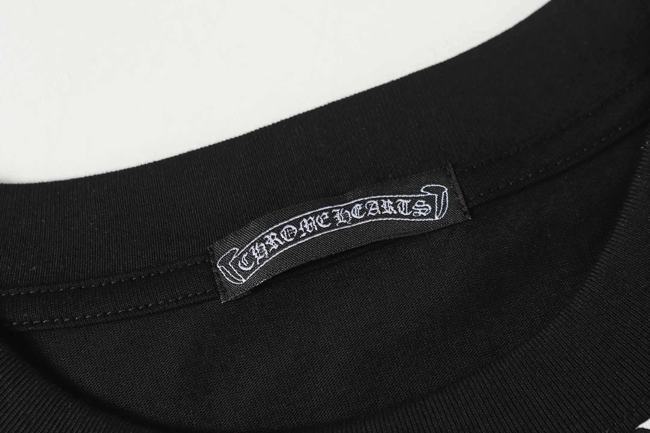 P170 Chrome Hearts CH Chrome Hearts Dark Pattern Color Horseshoe Sanskrit Short Sleeve T-shirt Uses direct injection imported machine printing Hardware and accessories are all milled and customized Correctly configured Black 2025 Chrome Hearts genuine packaging 260 grams of custom-dyed double yarn cotton Large version Loose and stylish Differentiated from low version slim and long version The upper body stretches the hips 100% commitment: top quality Do not make fast food The highest version on the market Top quality - different from the ordinary versions on the market If you care about quality, you should also respect the price. Absolutely 0 after-sales service and 0 return rate so far. It’s hard not to love the style - 260g double yarn cotton custom dyed fabric - Correct high-density main mark, washed tag, hand-sewn